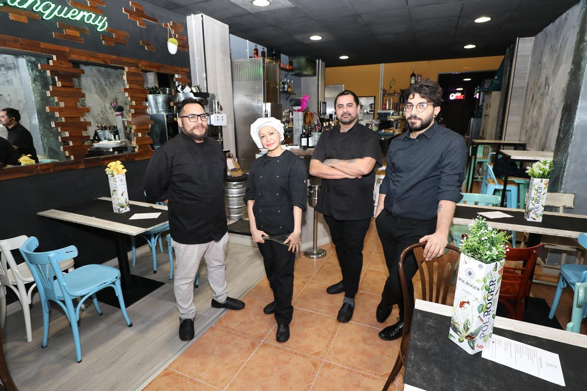 El equipo de cocina de la vermutería Boulevardier de Zaragoza.