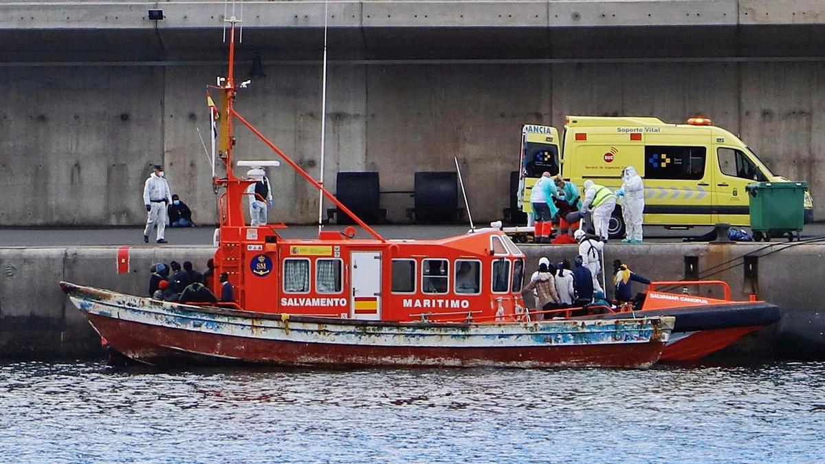 Los migrantes, en el momento de desembarcar en el puerto de Valle Gran Rey, en La Gomera.