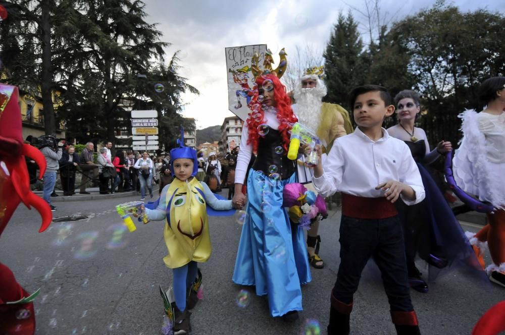 Participantes en el desfile del Antroxu en Pola de Lena.