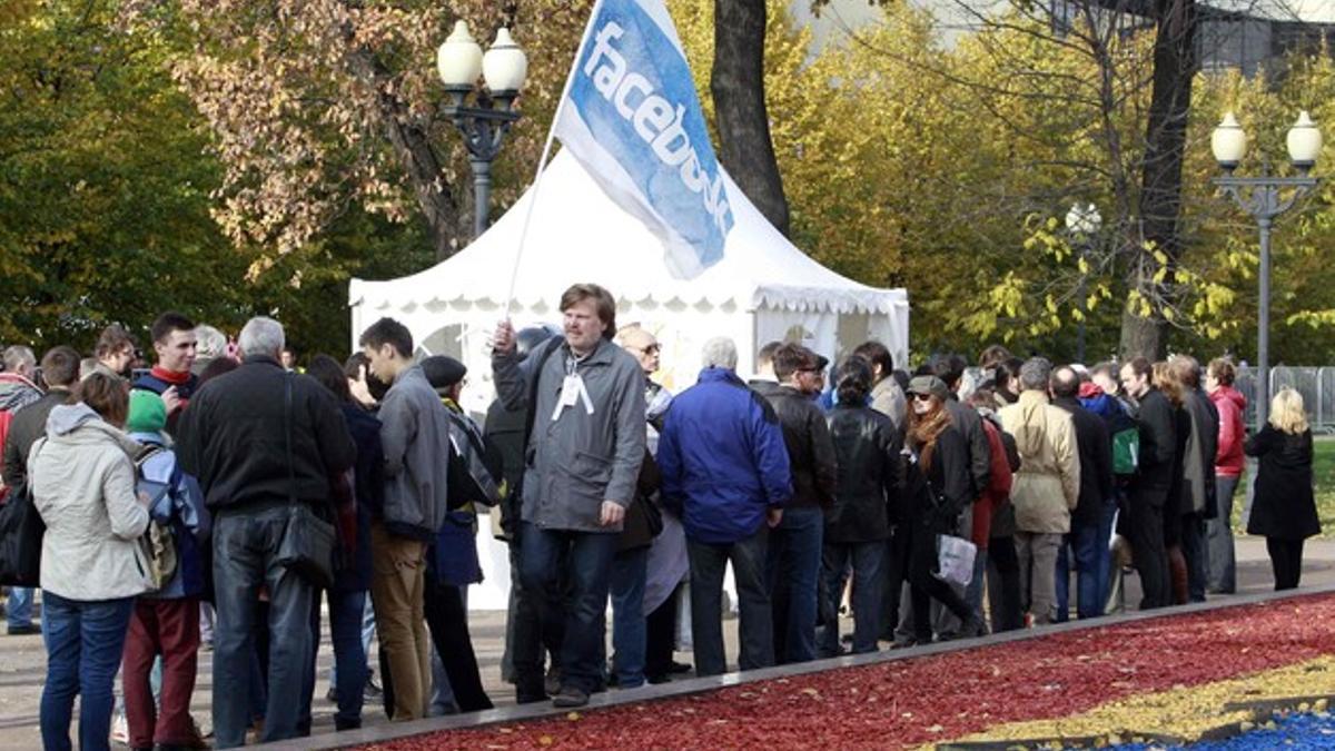 Un grupo de rusos espera para participar en un acto organizado por la oposición al presidente Vladimir Putin, el sábado en Moscú.