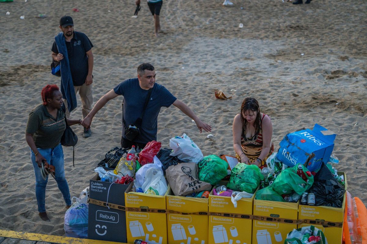 Limpieza de las playas de Barcelona tras la verbena de Sant Joan 2025
