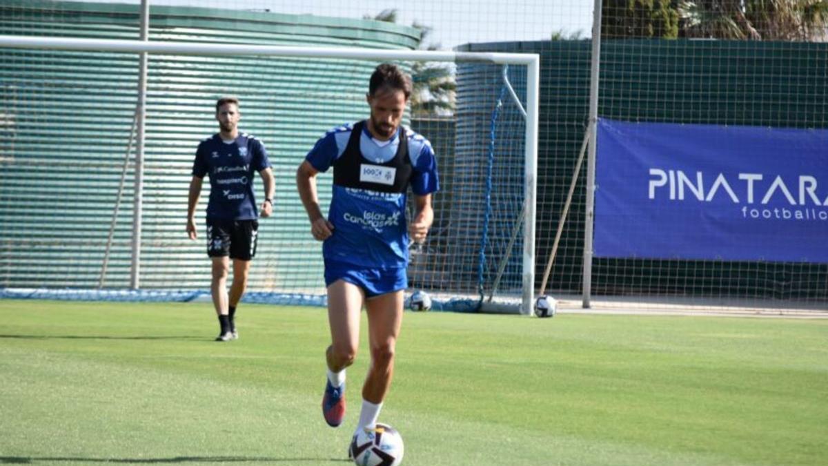 Míchel Herrero, entrenándose al margen de sus compañeros antes de empezar el partido.