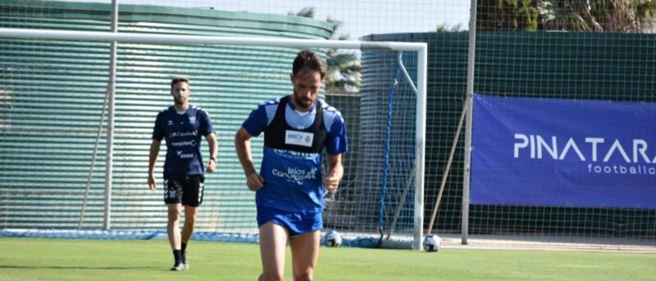 Míchel Herrero, entrenándose al margen de sus compañeros antes de empezar el partido.  | | FRAN NORTES