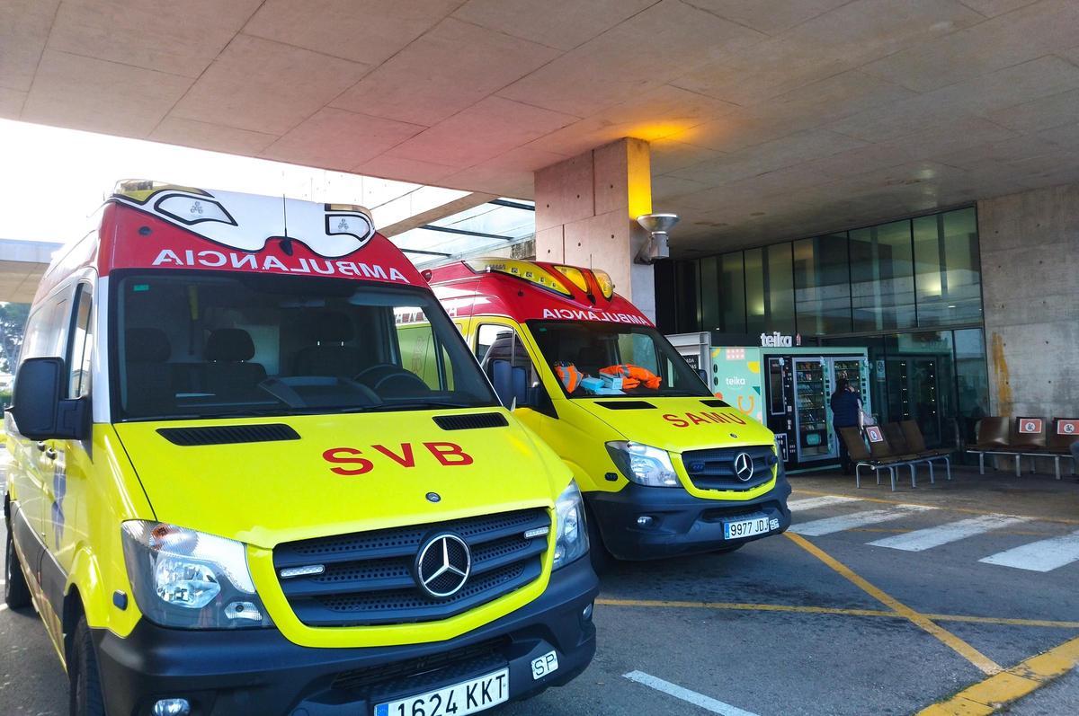 Las ambulancias de SVB y SAMU, en la entrada de Urgencias del hospital de Dénia