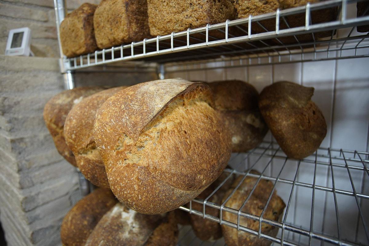 Agnès Julià, del forn de pa Lleva't a Avinyonet de Puigventós i les seves elaboracions Agnès Julià, del forn de pa Lleva't a Avinyonet de Puigventós i les seves elaboracions