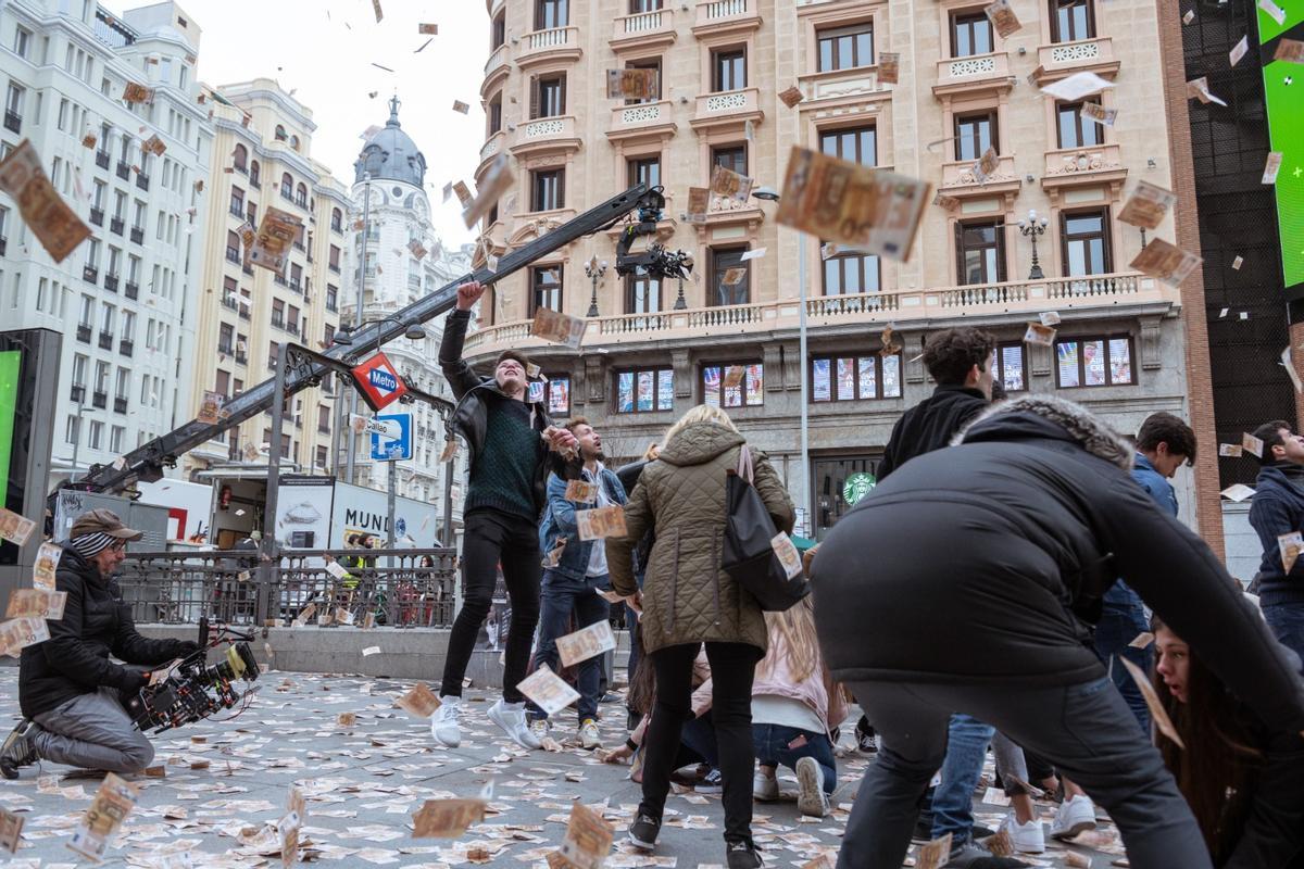 Rodaje de una lluvia de billetes en Callao para un episodio de la tercera temporada de 'La casa de papel'.