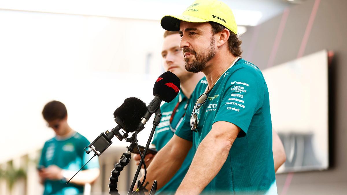 Fernando Alonso, ante la prensa en Yas Marina