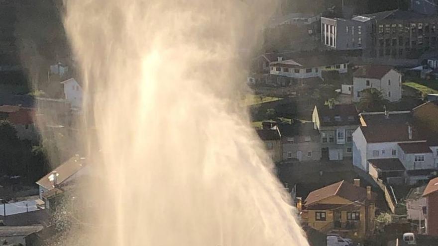 Una tubería rota por unas obras deja sin agua a Novo Mesoiro durante horas