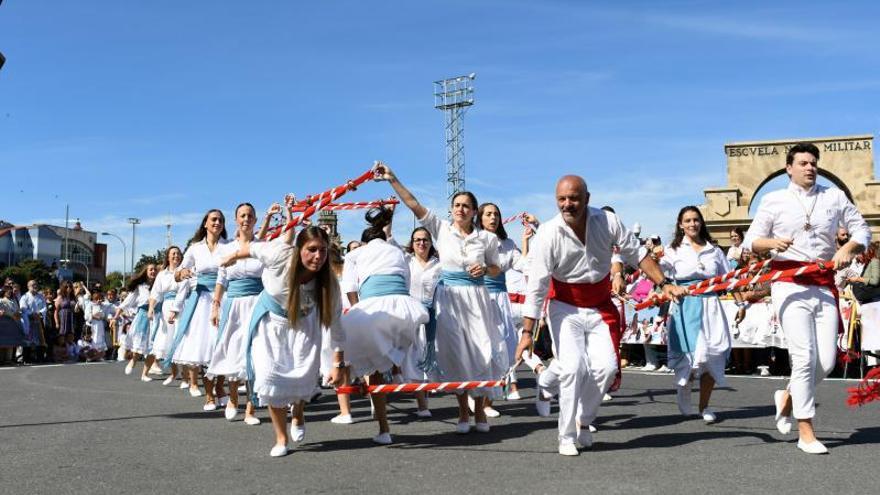 Los danzantes pasan bajo la imagen del santo.