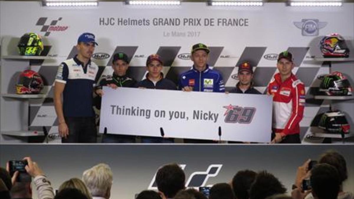GESTO DE ÁNIMO Baz, Zarco, Márquez, Rossi, Pedrosa y Lorenzo muestran, ayer, en Le Mans (Francia), una pancarta de ánimo hacia Hayden.