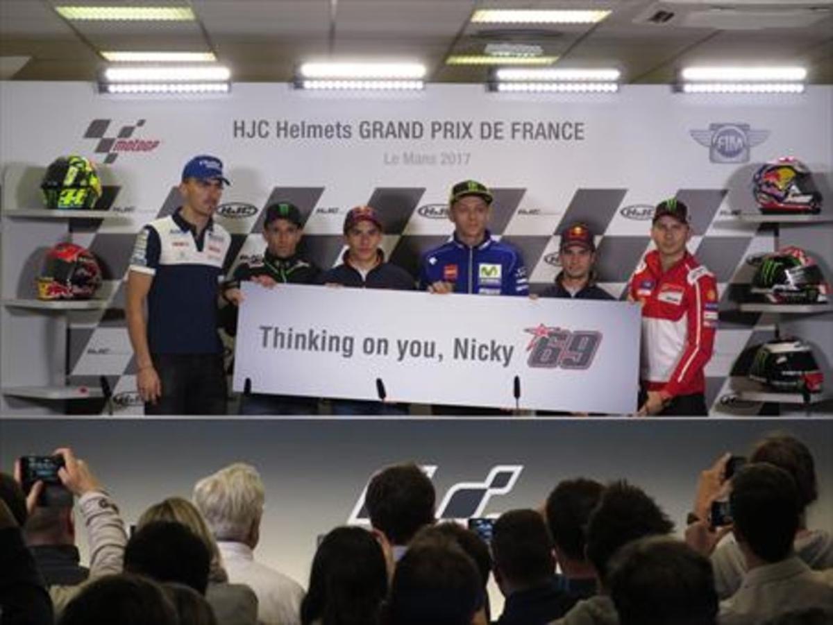 GEST D’ÀNIM Baz, Zarco, Márquez, Rossi, Pedrosa i Lorenzo mostren, ahir, a Le Mans (França), una pancarta d’ànim cap a Hayden.