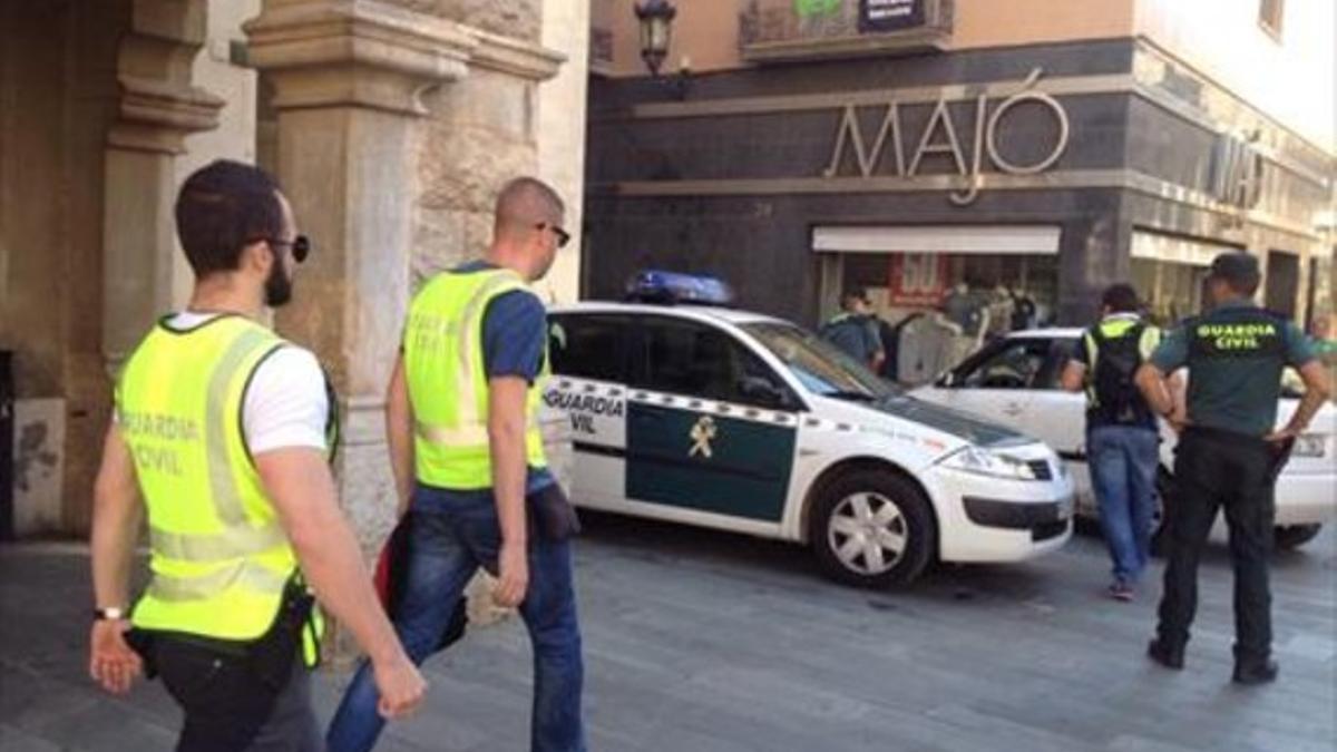 Agentes de la Guardia Civil salen de registrar el Ayuntamiento de Sant Celoni, el 28 de agosto del 2015.