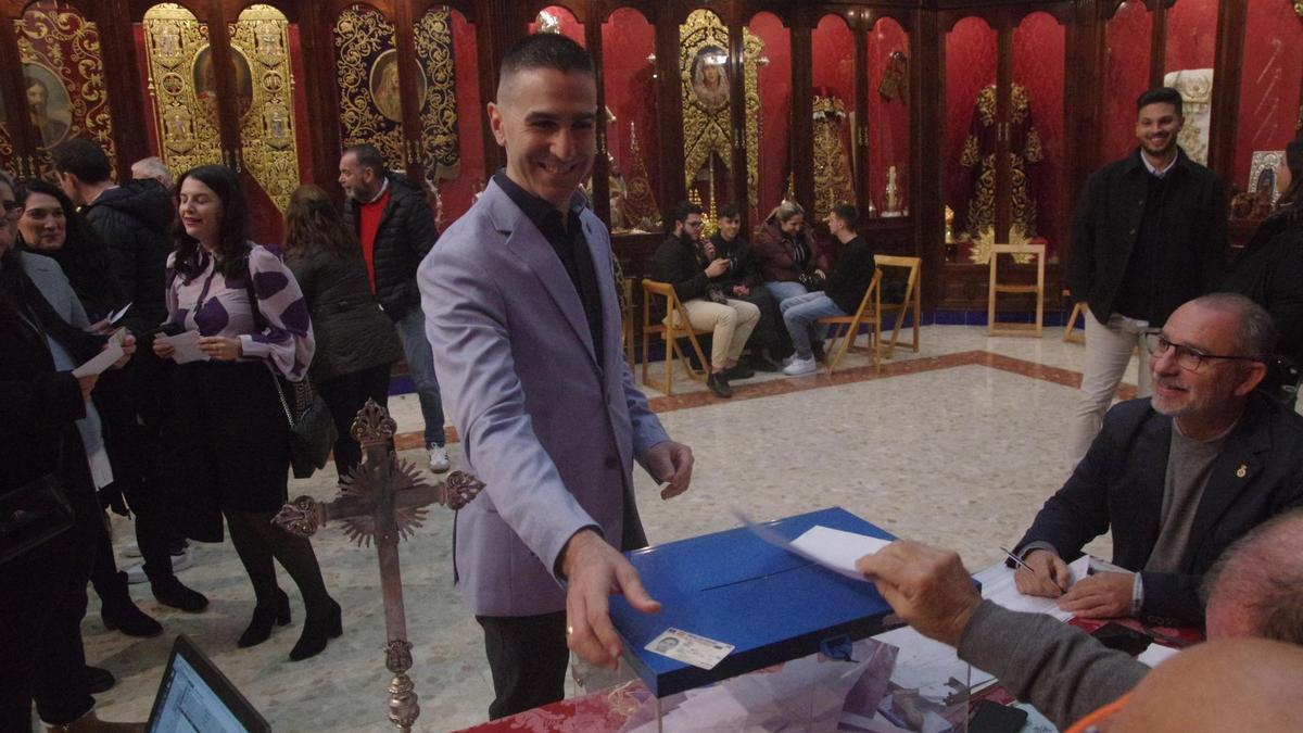 Daniel Gil, votando este miércoles por la noche, es el nuevo hermano mayor del Rescate.