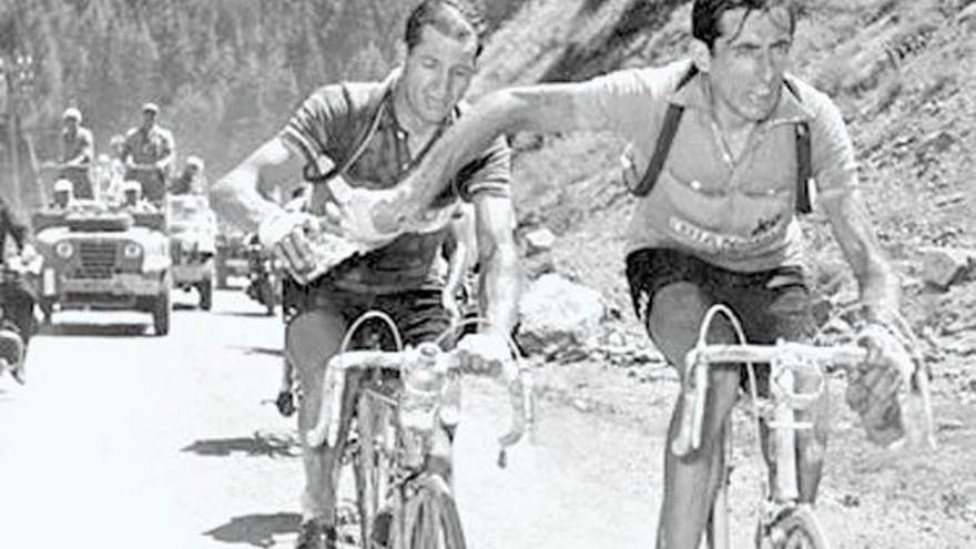 Histórica imagen en la que Coppi y Bartali se pasan una botella de agua en el Tour de 1952.