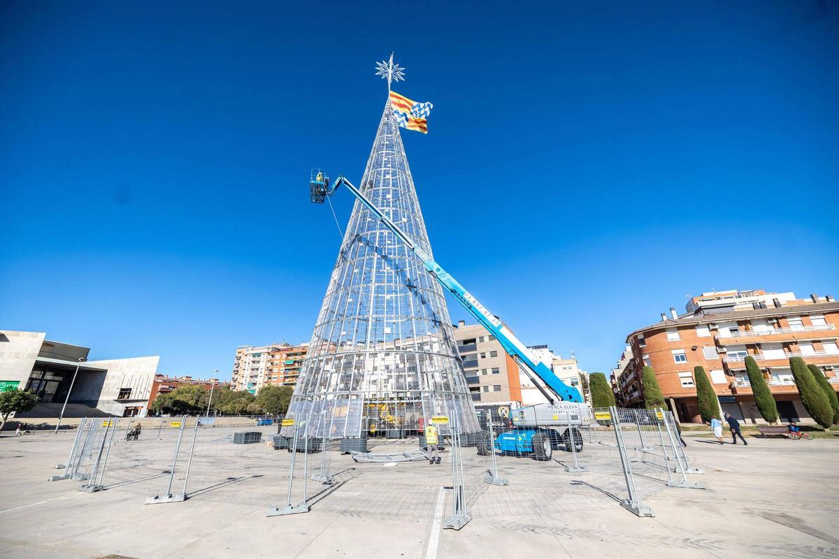 Badalona ya tiene el árbol de Navidad más alto de España