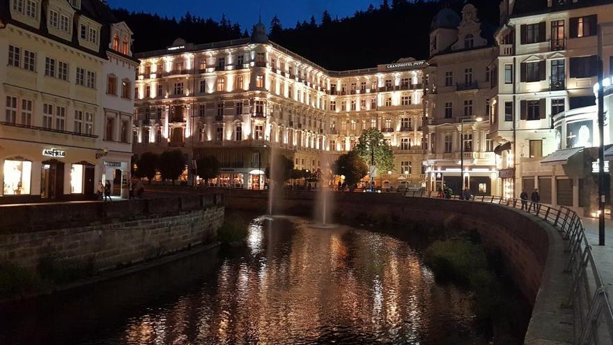 VIATGES |  Karlovy Vary: fonts per a tothom a la Bohèmia curativa