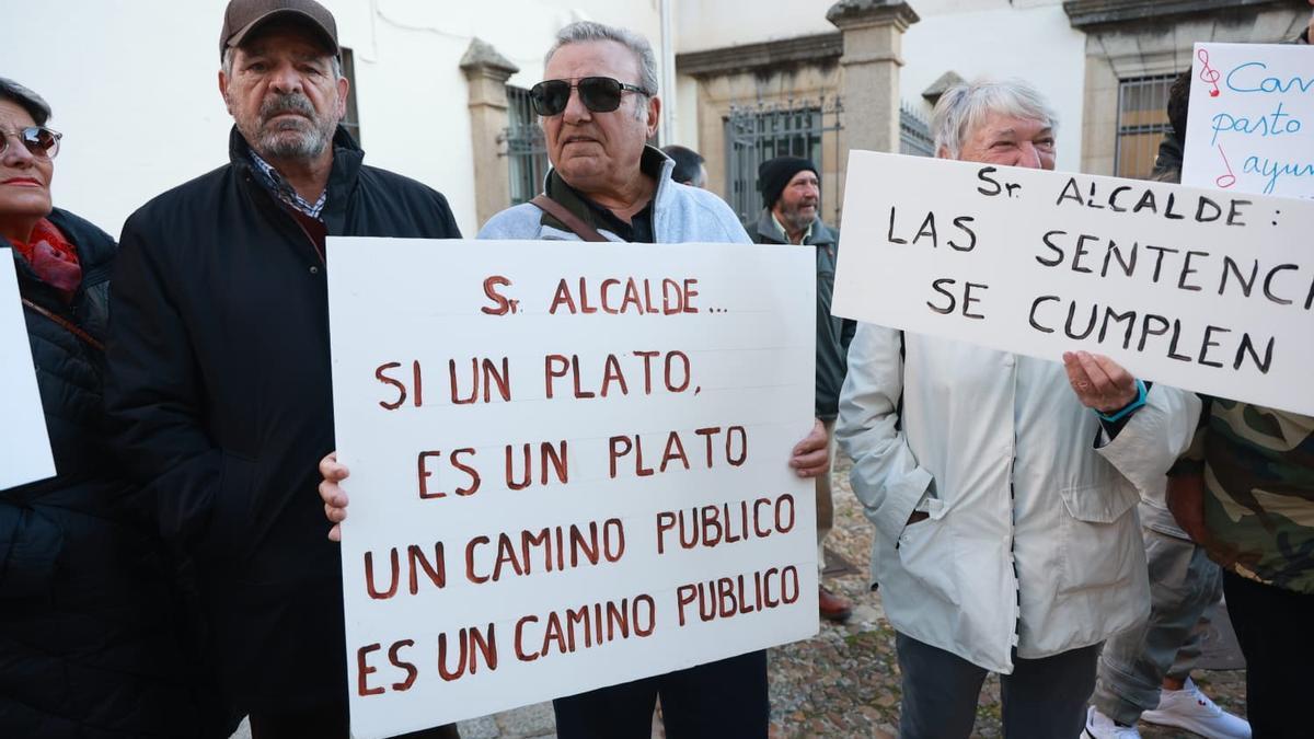 Galería | Protesta de los vecinos de Cuartos del Baño a las puertas del Ayuntamiento de Cáceres