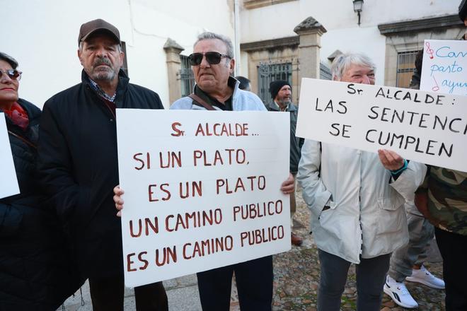 Galería | Protesta de los vecinos de Cuartos del Baño a las puertas del Ayuntamiento de Cáceres