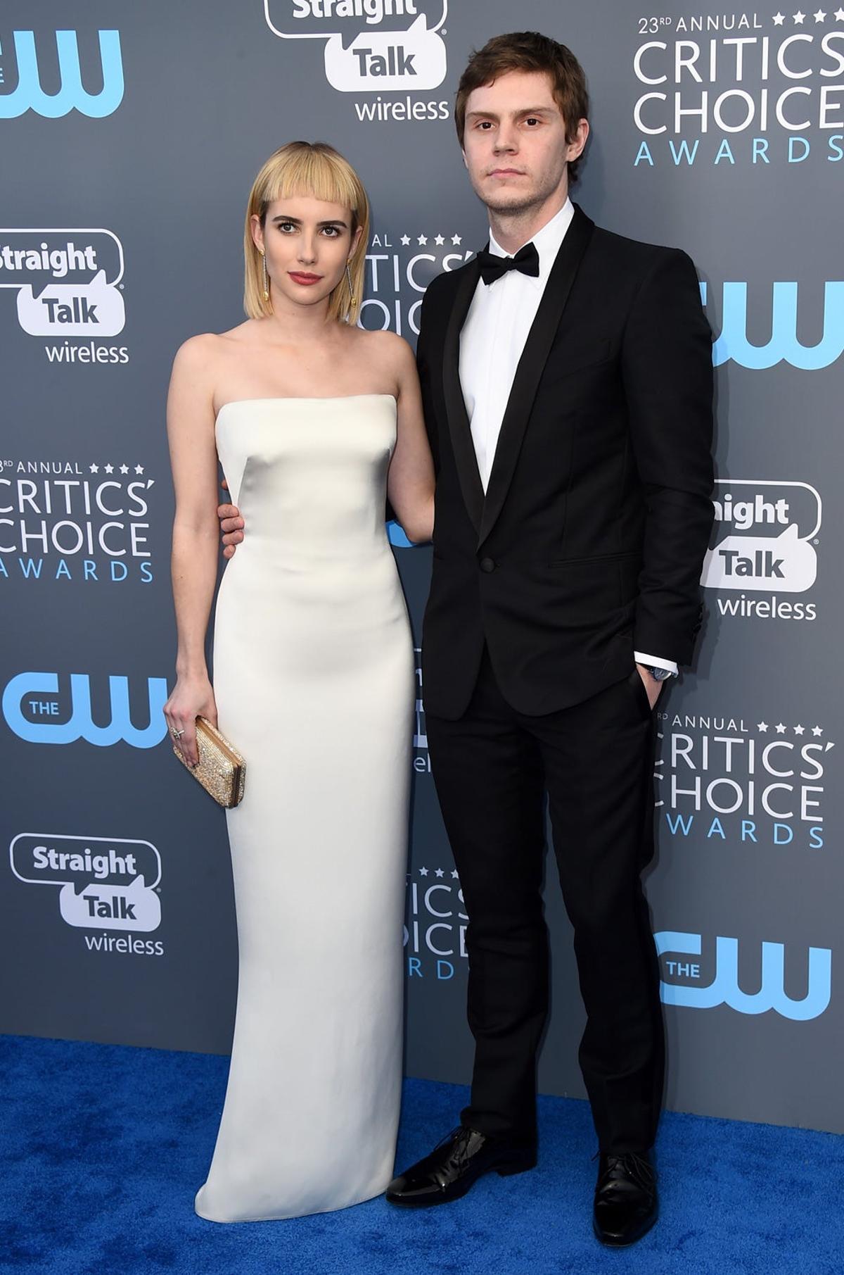 Emma Roberts de blanco y estrenando flequillo junto a Evan Peters Emma Roberts de blanco y estrenando flequillo junto a Evan Peters