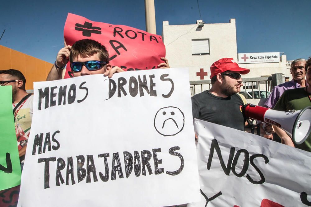 Manifestación despedidos de Cruz Roja Torrevieja