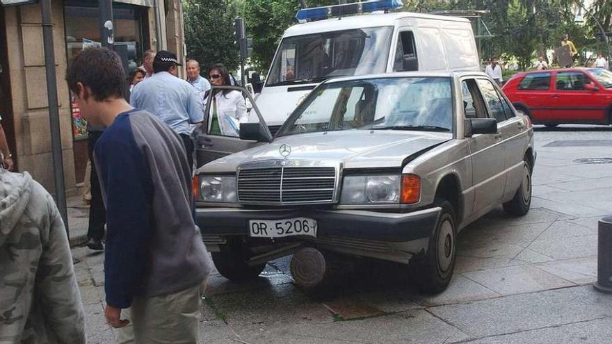 Uno de los vehículos que sufrió un impacto al subirse el bolardo que controla el acceso a la calle Santo Domingo. // Iñaki Osorio