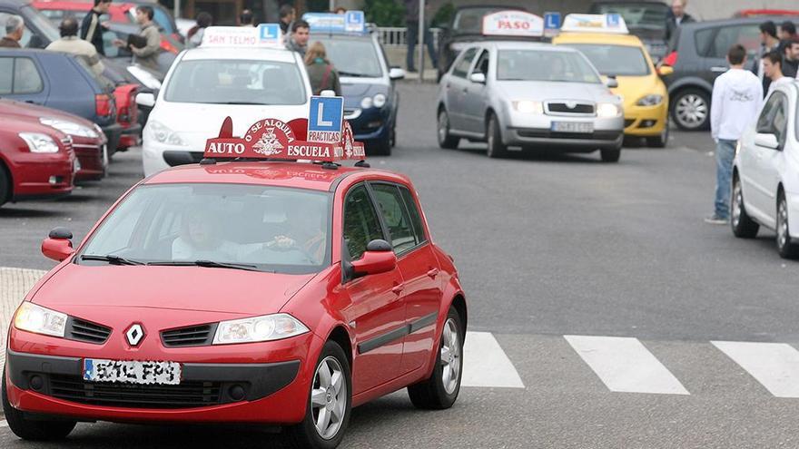 Coches de autoescuelas a la espera de realizar exámenes de conducir