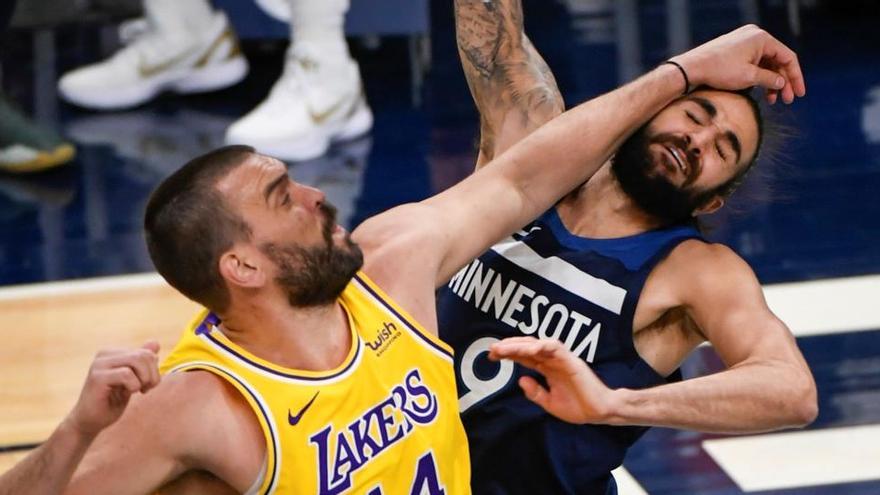 Mar Gasol y Ricky Rubio disputan un balón.