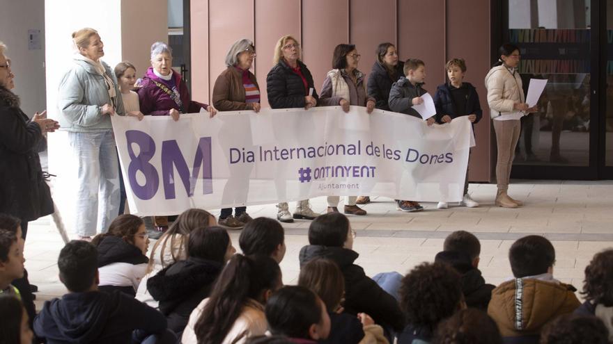Ontinyent levanta la voz por la igualdad en el acto central del 8M en el Museu Tèxtil