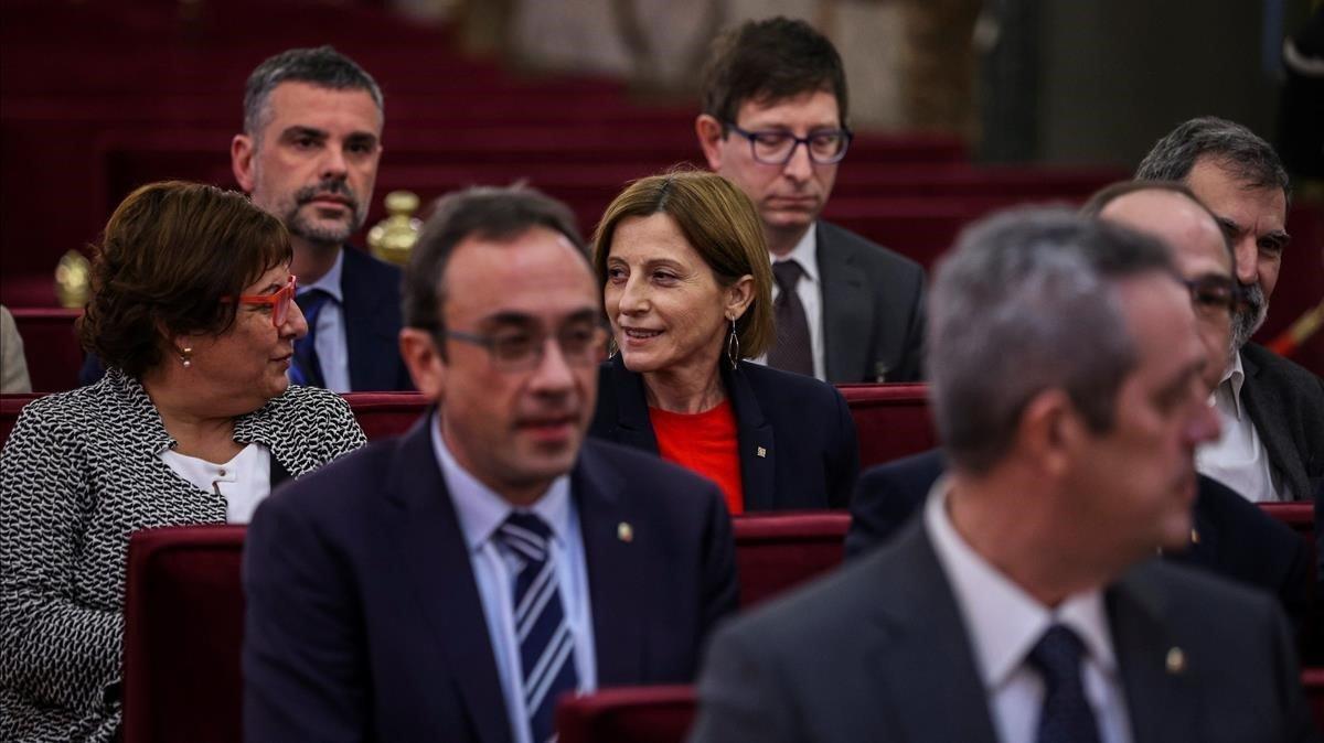 Santi Vila, al fondo junto a Carles Mundó, en el banquillo de los acusados del Tribunal Supremo.