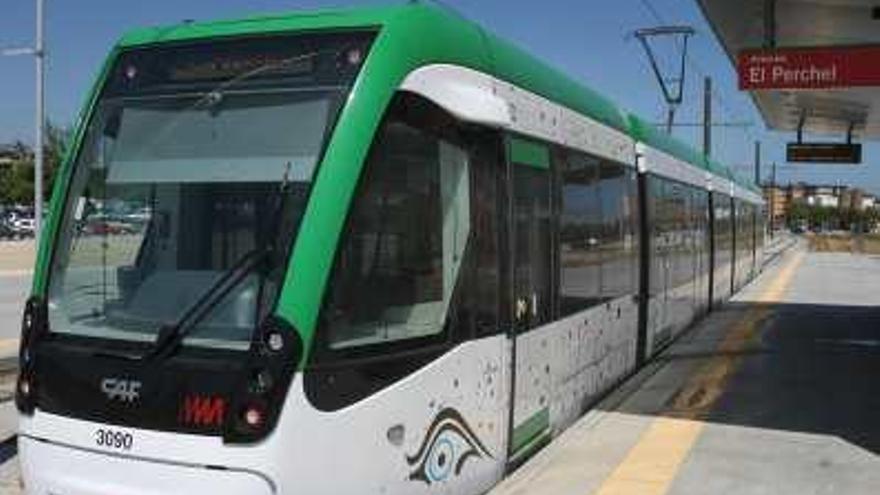 El metro, junto a una parada de Teatinos.