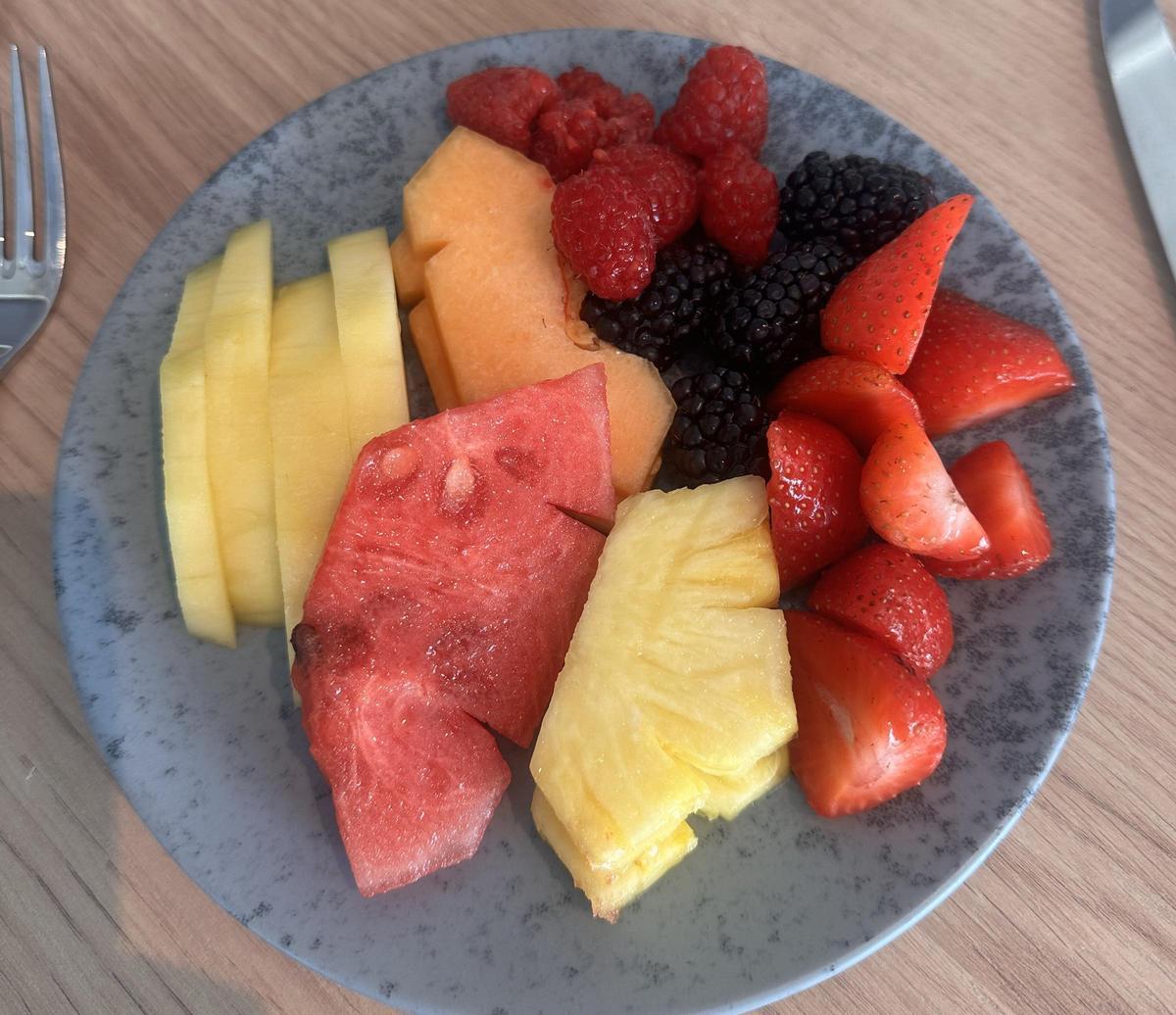 Wer möchte kann an Bord jeden Morgen mit einem frischen Obstteller beginnen.