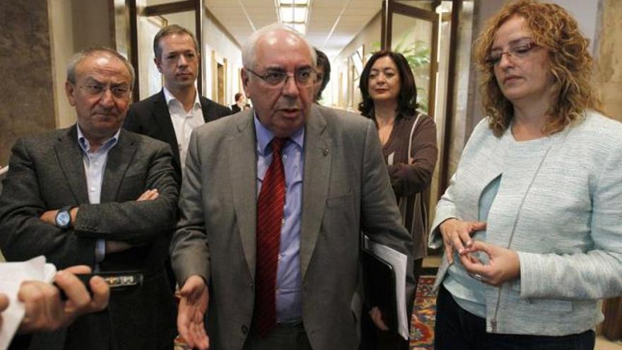 Álvarez Areces, en el centro, junto a otros miembros de la oposición, en los pasillos del Senado, ayer.