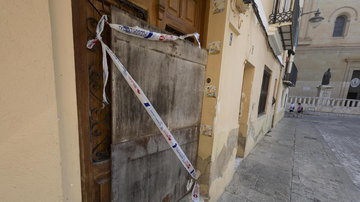 Así ha quedado la casa con antecedentes de ocupaciones tapiada de nuevo en la Plaça de la Seu de Xàtiva