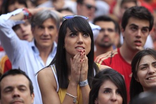 Los aficionados españoles en Madrid vivieron con tristeza la eliminación de España.