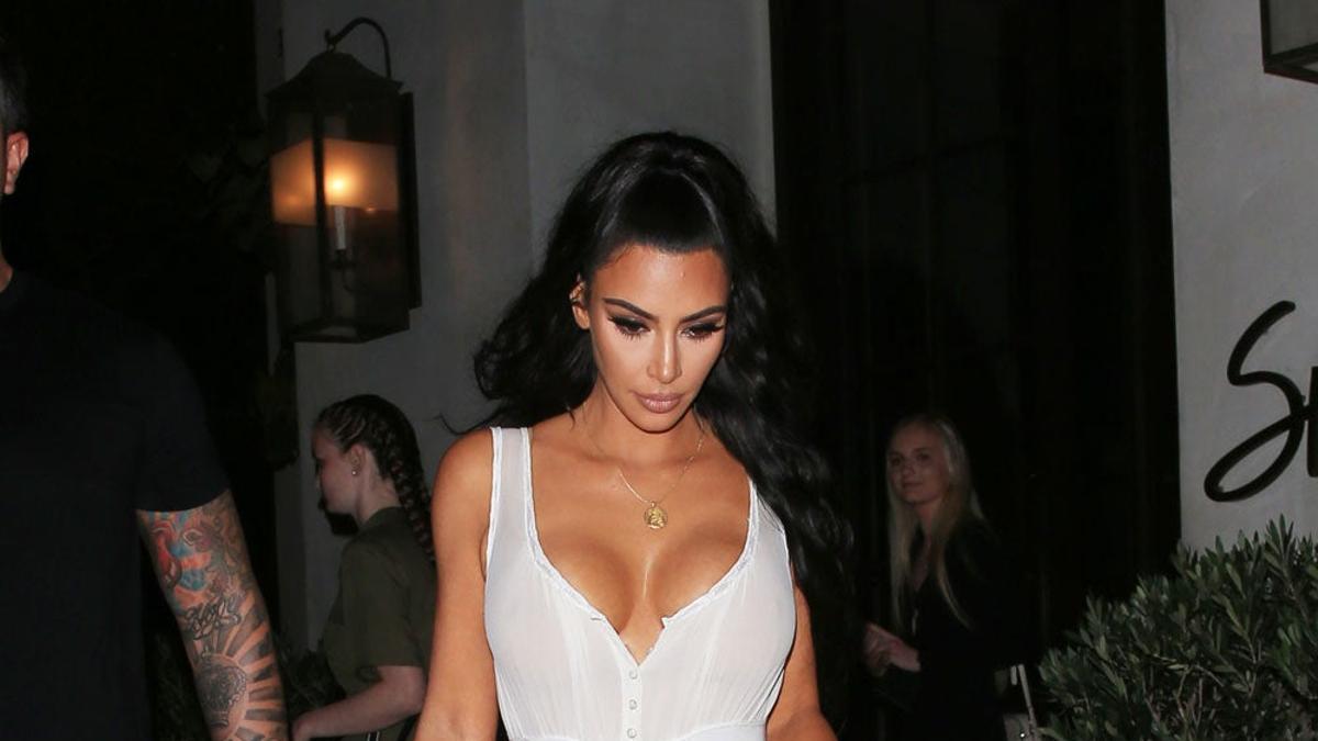 Kim Kardashian con un vestido ajustado blanco en Beverly Hills