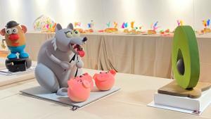 Un lobo a punto de comerse tres cerditos, de L’Atelier, ganador de la Mejor Mona de Pascua 2023 en la categoría de chocolate, con algunas piezas presentadas a concurso este lunes en el centro cultural La Farinera del Clot.