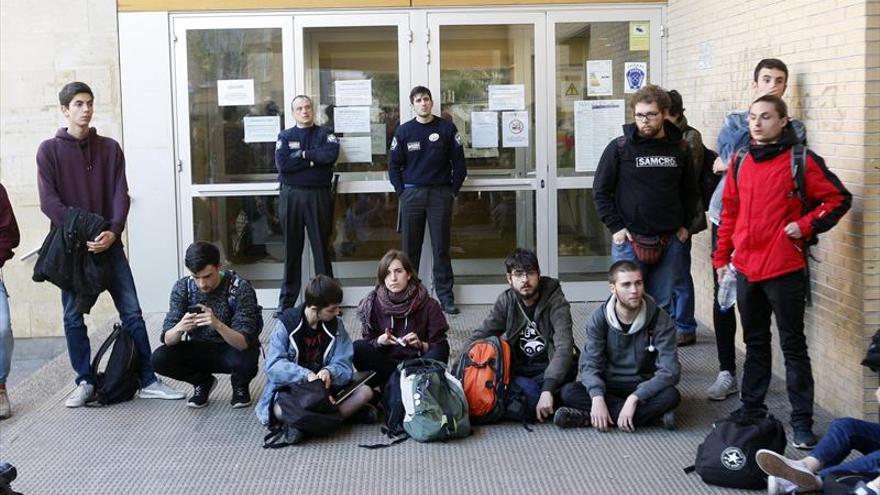 ‘Rebelión’ de estudiantes por el cierre de la María Moliner