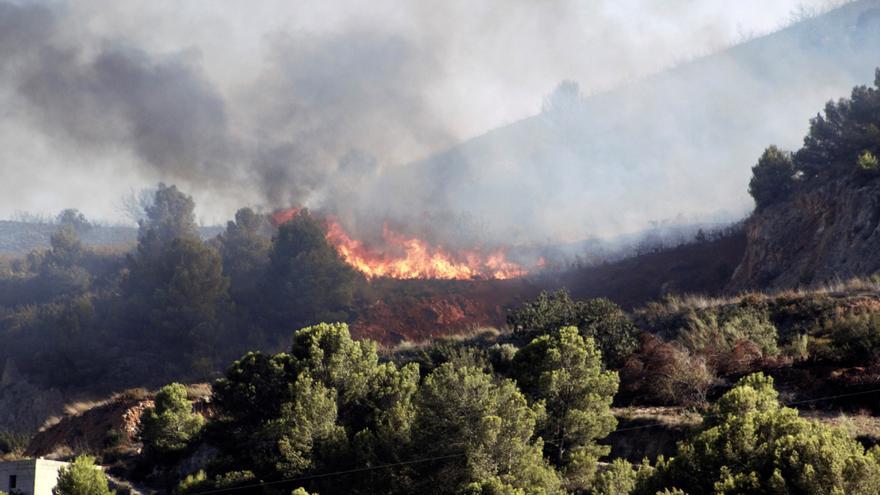 El incendio ha provocado el desalojo de unas 500 personas