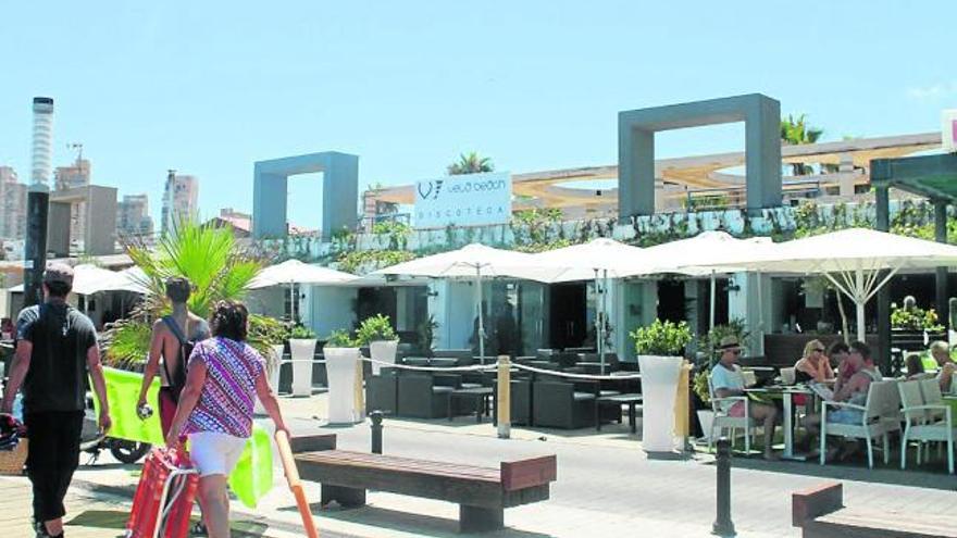 Imagen de la discoteca Vela Beach situada en la playa de La Mata.