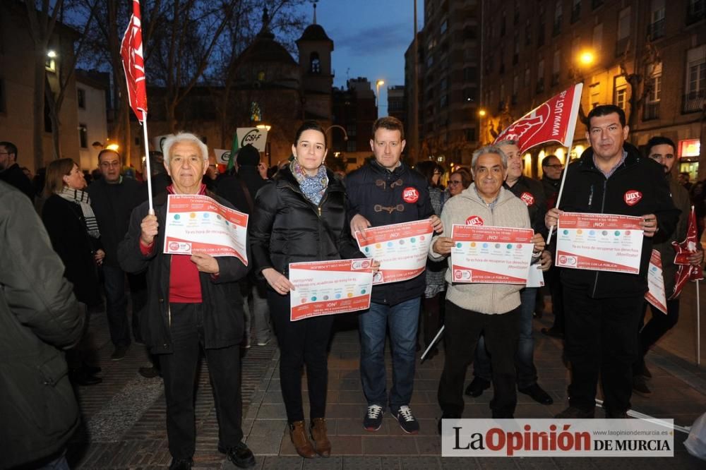 Varios centenares de manifestantes rechazan el concierto de Bachillerato y FP