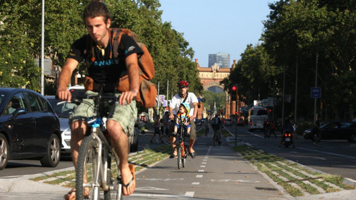 Ciclistas circulando por el carril bici cerca de Arc de Triomf, en Barcelona