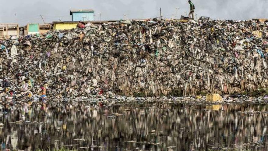 Cientos de toneladas se acumulan en el barrio de Agbogbloshie, en Accra, que se refleja sobre una pequeña laguna junto al gigantesco vertedero.