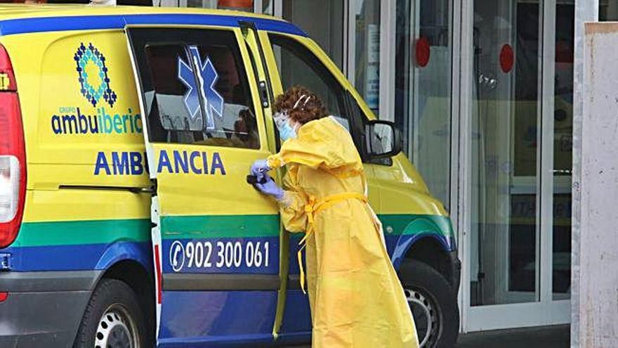 Desinfección de una ambulancia tras el traslado de un enfermo en Urgencias del Hospital Virgen de la Concha.