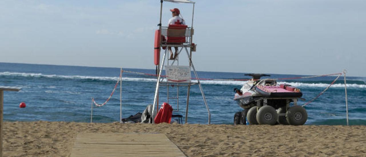 Las playas de veraneo canarias se quedan sin socorristas al vencer los contratos