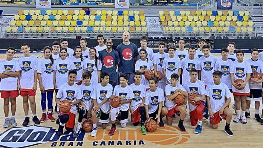 . George Gervin junior, hijo del mítico jugador de los San Antonio Spurs y que incluso jugó en el TDK Manresa, transmitió sus conocimientos y vivencias personales a más de 40 jovenes que acudieron al Gran Canaria Arena.