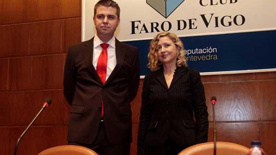 Isabel Núñez fue presentada por el periodista de FARO José Carneiro.