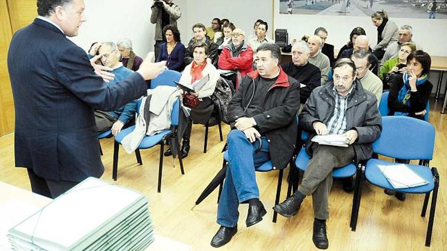 Telmo Martín recibió a los vecinos afectados en la sede local del PP