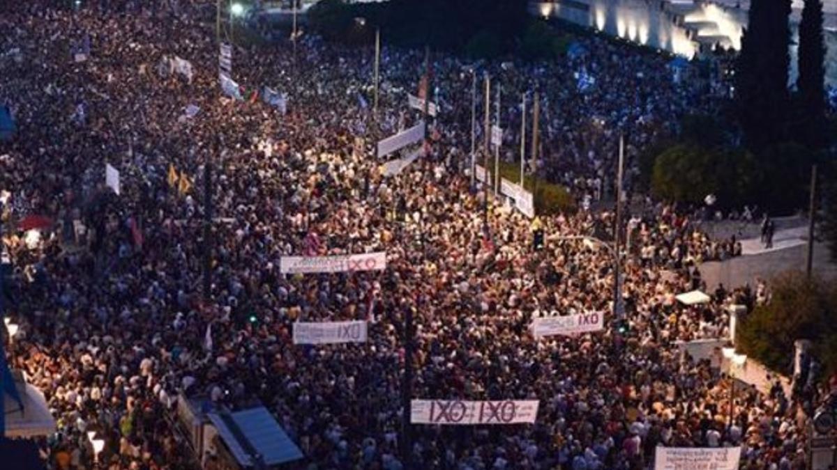 Manifestación contra la austeridad, en la plaza Syntagma, este lunes.