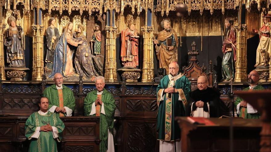 El arzobispo de Oviedo reconoce los errores de la Iglesia: "Es al mismo tiempo santa y pecadora"