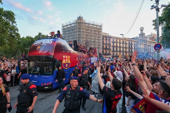 ¡De locos! Las mejores imágenes de una ciudad entregada al Barça